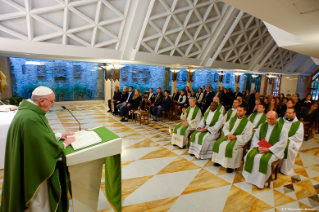 3-Meditazione quotidiana nella Cappella della Domus Sanctae Marthae: <i>Servire, non servirsi</i>