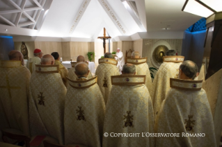1-Misa matutina en la capilla de la Domus Sanctae Marthae: <i>Perseguidos por ser cristianos</i>