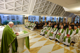 1-Misa matutina en la capilla de la Domus Sanctae Marthae: <i>Morderse la lengua</i>