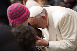 16-Udienza ai donatori del Presepio e dell'Albero di Natale in Piazza San Pietro