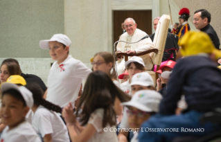 6-Incontro con Bambini e Ragazzi di Scuole italiane, partecipanti alla manifestazione promossa da "La Fabbrica della Pace"