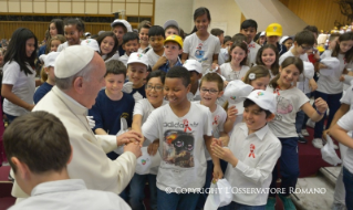 12-Incontro con Bambini e Ragazzi di Scuole italiane, partecipanti alla manifestazione promossa da "La Fabbrica della Pace"