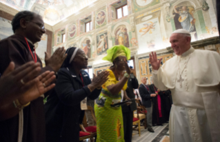 2-A los participantes en el Simposio Internacional sobre la Pastoral de la Carretera/Calle, organizado por el Consejo Pontificio para la pastoral de los emigrantes e itinerantes